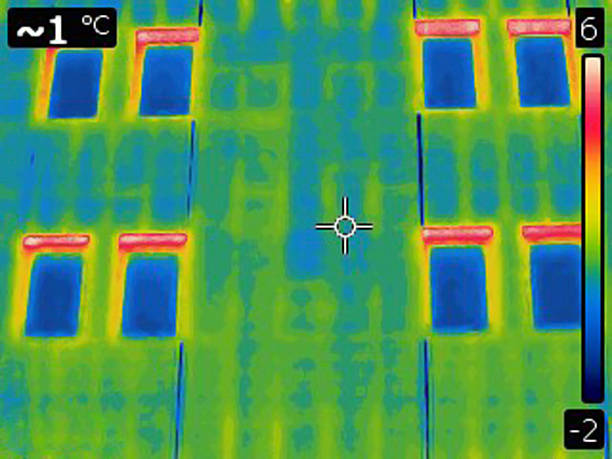 la pérdida de calor en todo el edificio ventanas - heat loss fotografías e imágenes de stock