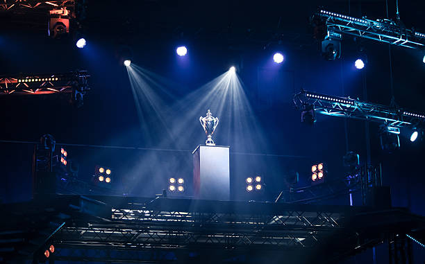 primer premio trofeo sobre un pedestal - luces estroboscópicas fotografías e imágenes de stock