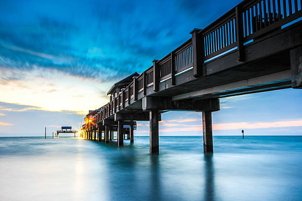 monument de pier 60, à clearwater beach en floride - pier water tropical climate seascape photos et images de collection