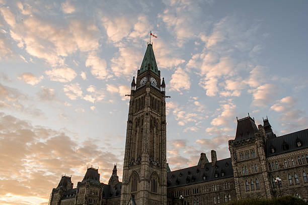 o parlamento do canadá, ottawa e pôr do sol - parliament hill imagens e fotografias de stock