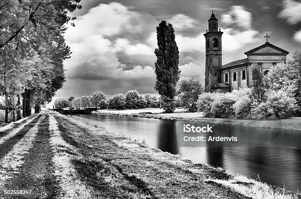 Vecchia Chiesa Abbandonata Su Un Fiume A Lunga Esposizione A Raggi Infrarossi - Fotografie stock e altre immagini di Abbandonato