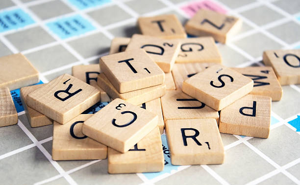 letras de scrabble - brand name game fotografías e imágenes de stock