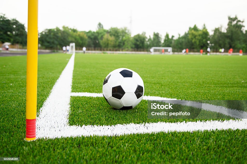 Fußball ball an einer Ecke. - Lizenzfrei Aus der Ecke Stock-Foto