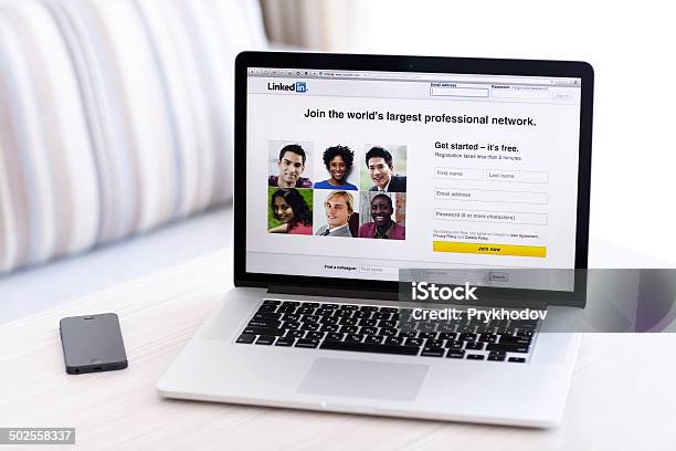 Photo libre de droit de Macbook Pro Rétine Avec Linkedin Page Daccueil Sur Lécran banque d'images et plus d'images libres de droit de LinkedIn