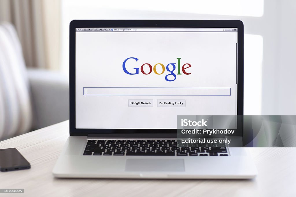 MacBook Pro Retina mit Google-Startseite auf den Bildschirm - Lizenzfrei Google - Markenname Stock-Foto