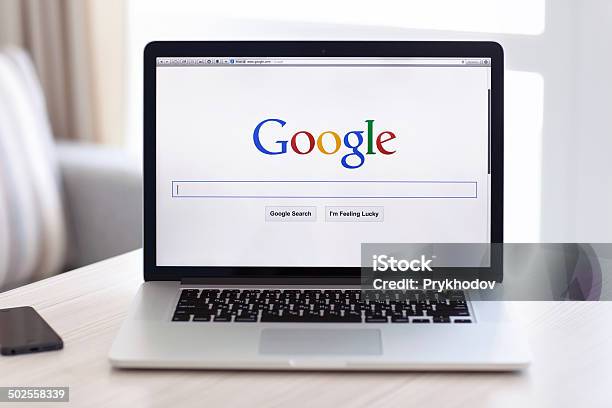 Macbook Pro Siatkówki Z Google Strona Na Ekranie - zdjęcia stockowe i więcej obrazów Google - Brand-name - Google - Brand-name, Szukać, Biznes
