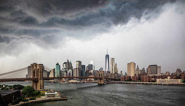 orage au-dessus de manhattan, vue depuis le pont de manhattan - overcast day new york city manhattan photos et images de collection