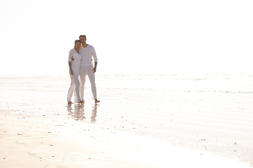Full length shot of an attractive young couple dressed in white walking along a beachhttp://195.154.178.81/DATA/i_collage/pu/shoots/784555.jpg