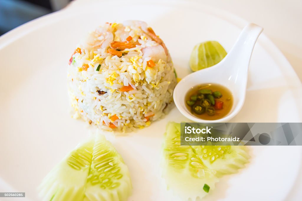 Stile unico Gamberi fritti tailandese riso è nel piatto - Foto stock royalty-free di Cibo
