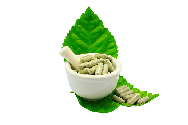 kräutermedizin kapsel in der mortar - alternative medicine mortar and pestle herbal medicine herb stock-fotos und bilder