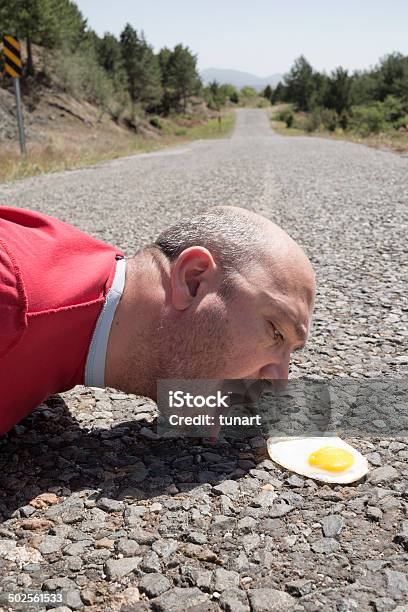 Hambre Pero Raro Hombre Foto de stock y más banco de imágenes de Adulto - Adulto, Aire libre, Apoyarse