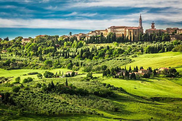 vista para a cidade de pienza ao pôr-do-sol - residential structure summer season valley - fotografias e filmes do acervo