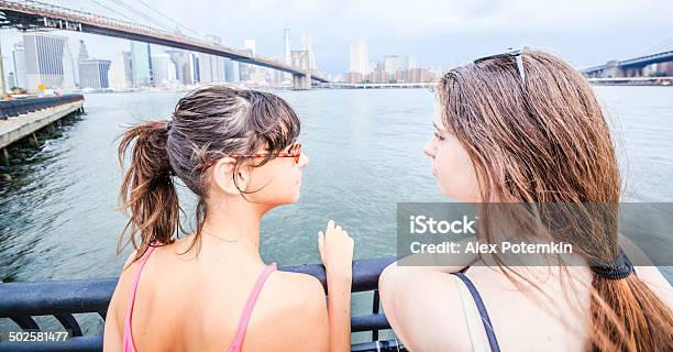 Foto de Duas Meninas Sisters Olhando Para Manhattan Com Trovoadas e mais fotos de stock de 10-11 Anos