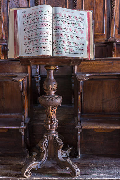 vecchio foglio di musica religiosa in legno leggio per spartiti musicali - bible stand foto e immagini stock