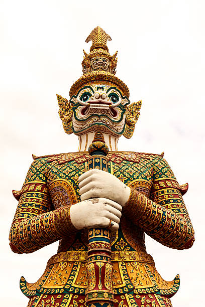 estatua de estilo tailandés gigante sobre fondo blanco - demon statue ancient architecture fotografías e imágenes de stock