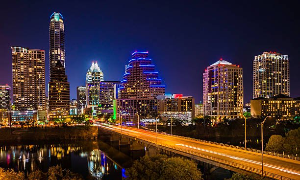 austin con grattacieli skyline di paesaggio urbano di sera di congress avenue - architecture bright vibrant color brilliant foto e immagini stock