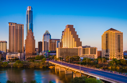 Austin Texas ciudad horizonte, del puente Congress Avenue, rascacielos, por la tarde photo