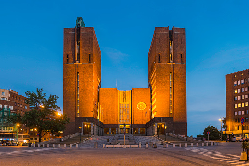 Oslo City Hall Radhus towers iluminado monumento al atardecer Noruega photo