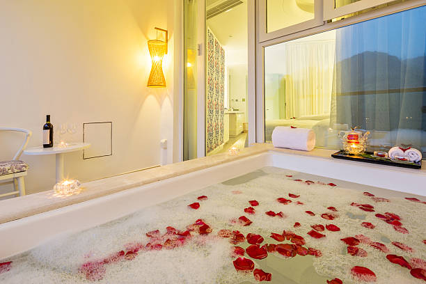 Những Điều Cần Biết Về Hoa Hồng Lửa: Nguồn Gốc, Ý nghĩa, Cách trồng Và Chăm Sóc 26 n%E1%BB%99i th%E1%BA%A5t ph%C3%B2ng t%E1%BA%AFm su%E1%BB%91i n%C6%B0%E1%BB%9Bc n%C3%B3ng hi%E1%BB%87n %C4%91%E1%BA%A1i