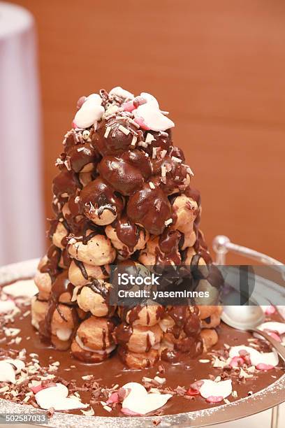 Profiterole - Fotografias de stock e mais imagens de Atrás - Atrás, Comida, Comida francesa