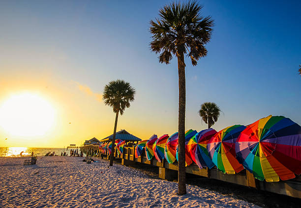 couleurs vives de la plage de clearwater, en floride - clearwater photos et images de collection