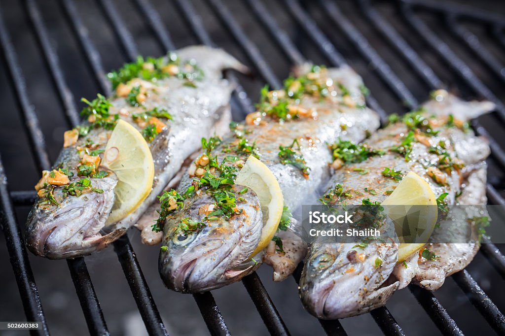 Gegrillter Fisch mit Zitrone und Kräutern - Lizenzfrei Gartengrill Stock-Foto