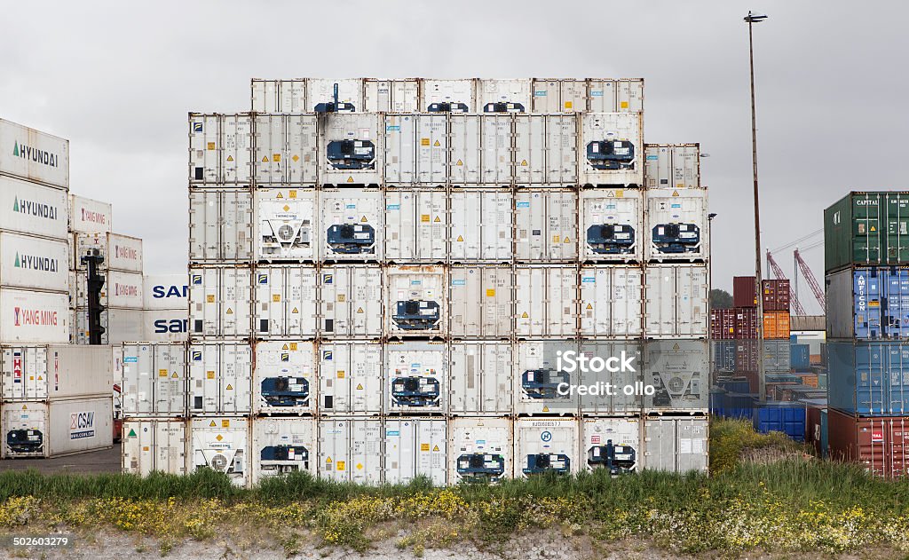 Contenedores apilados de carga, el puerto de rotterdam - Foto de stock de Contenedor de carga libre de derechos