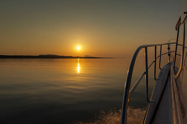 Sonnenstrahlen auf ein Kajütboot Richtung Lovvund in Norwegen – Foto
