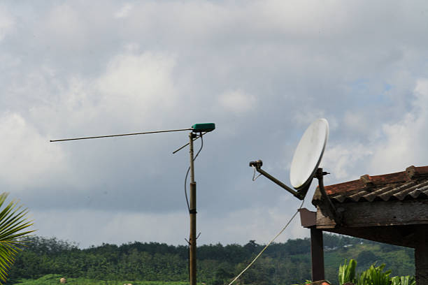 télévision par satellite, une connexion - television aerial flash photos et images de collection