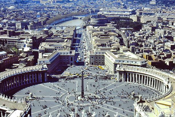 площадь святого петра в растянутом фокусе - st peters basilica стоковые фото и изображения