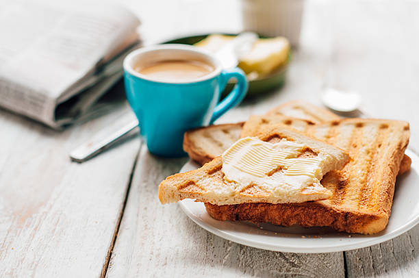 завтрак с кофе, праздну�ет, маслом и фруктовым джемом - butter toast bread breakfast стоковые фото и изображения