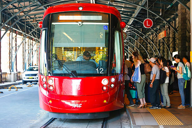 pour les passagers d'embarquement tramway de la gare centrale de sydney - bus public transportation sydney australia australia photos et images de collection
