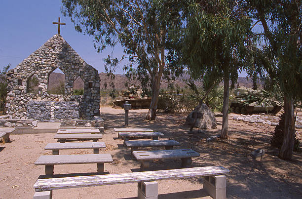 chapelle le désert de mojave george smith patton formation militaire de fort irwin en californie - george patton photos et images de collection