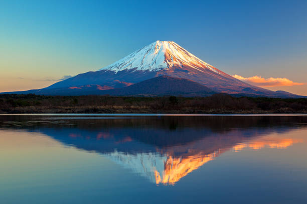 patrimônio da humanidade, o monte fuji e o lago shoji - natural landmark winter season mountain peak - fotografias e filmes do acervo