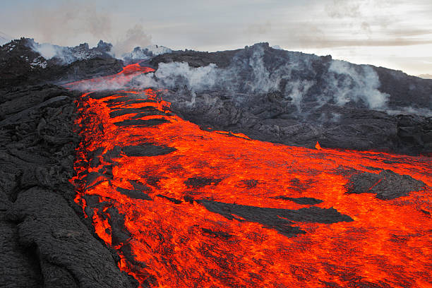 eruzione del vulcano di lava kamčatka, - volcano exploding smoke erupting foto e immagini stock