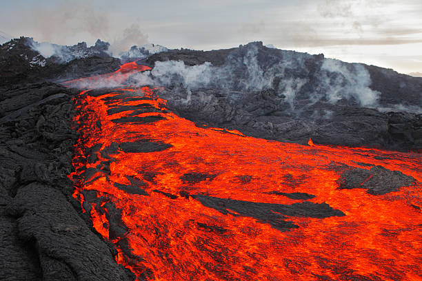 この噴火、ラバ、カムチャツカ火山 - volcano exploding smoke erupting ストックフォトと画像