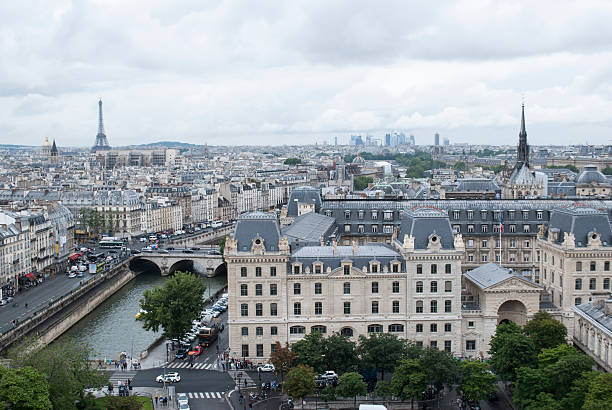 эйфелева башня в париже крыши и река сена - paris france panoramic seine river bridge стоковые фото и изображения