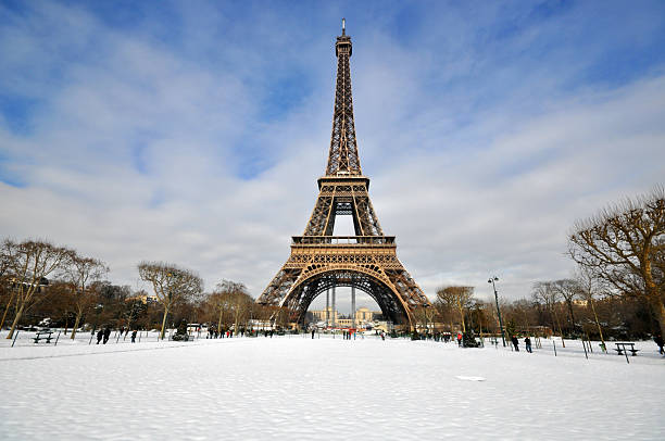 zimowy dzień w paryżu - gustave eiffel zdjęcia i obrazy z banku zdjęć