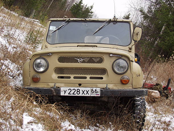 ロシアオフロード車が倒れて、深い雪 - off road vehicle 4x4 snow driving ストックフォトと画像