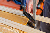 carpenter-befestigen-einer-schraubstock.jpg?b=1&s=170x170&k=20&c=9Xe6Le-KFLh8X9qTTFtk5pCH2cqTHakt57GBWfwFgog=