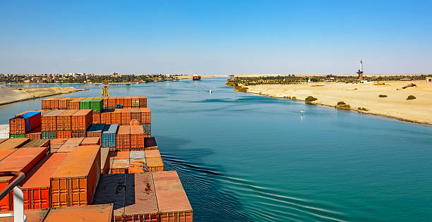 contenitore industriale nave che attraversa il canale di suez con nave - gulf of suez foto e immagini stock