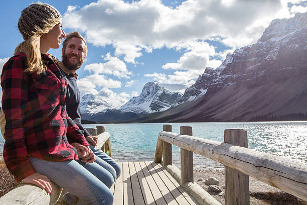 alegre casal no registo ponte admirar paisagem - bow lake imagens e fotografias de stock