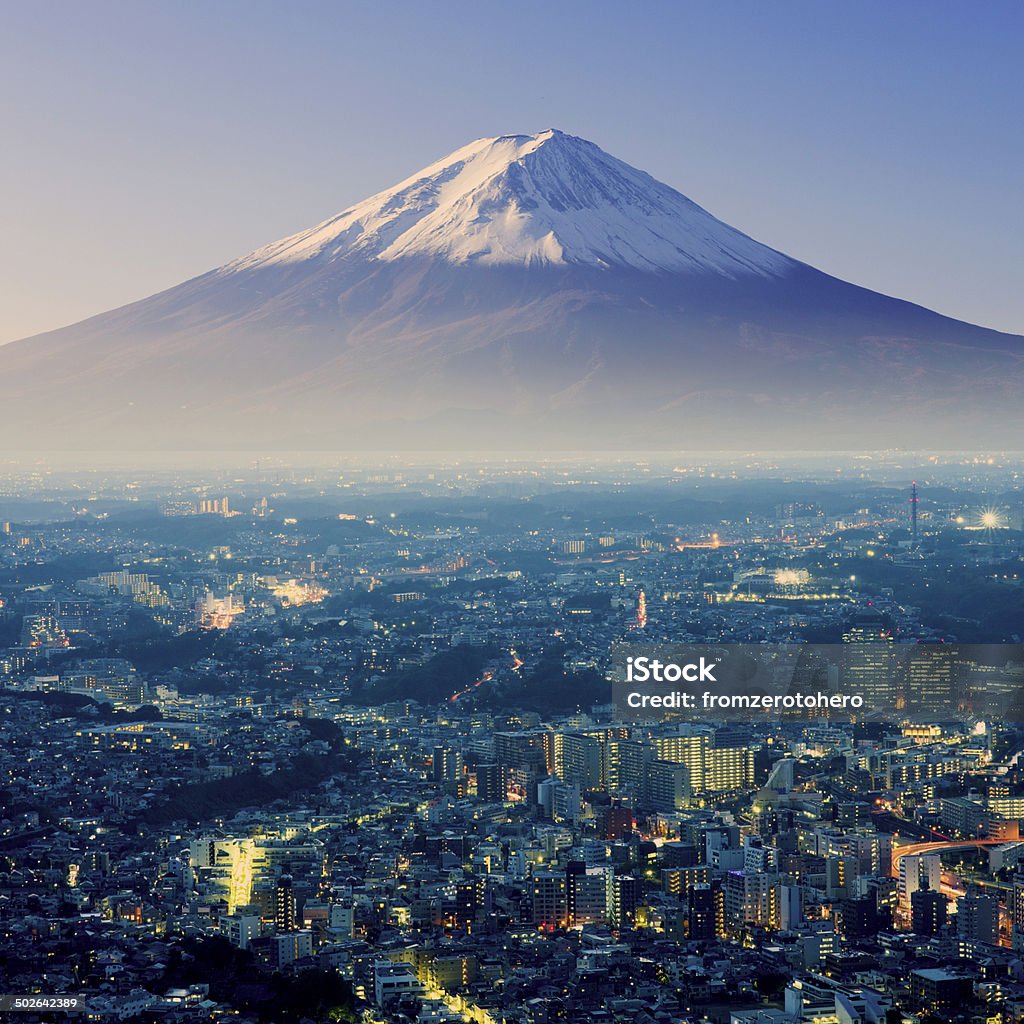 Monte Fuji.  Fujiyama.  Vista aérea con cityspace surrealista de la toma.  J - Foto de stock de Monte Fuji libre de derechos
