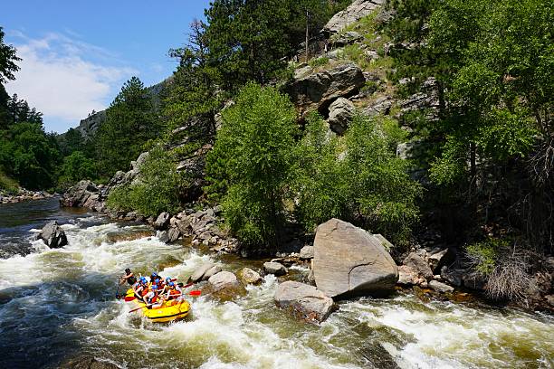 rafting en aguas rápidas, colorado - rafting white water rafting colorado water fotografías e imágenes de stock