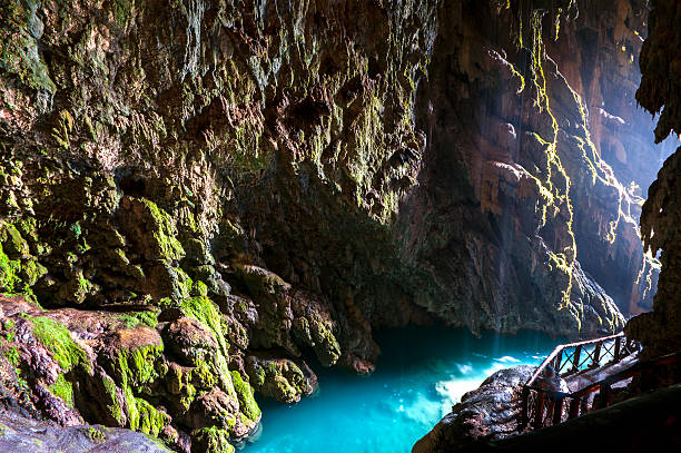 ケイヴ「gruta アイリス』の monasterio デ piedra.zaragoza.s - ピエドラ修道院 ストックフォトと画像