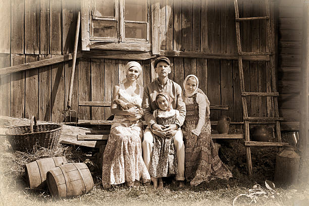 vintage w stylu portret rodziny - child retro revival old fashioned little girls zdjęcia i obrazy z banku zdjęć