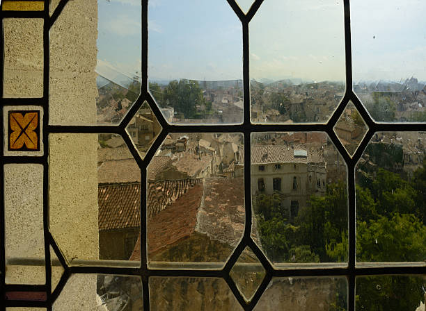 vista di una città attraverso un'antica finestra in vetro. - mullions foto e immagini stock