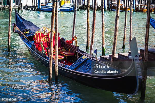 Turistas De Viagens Na Gondolas No Canal - Fotografias de stock e mais imagens de Ao Ar Livre - Ao Ar Livre, Arquitetura, Canal - Água Corrente