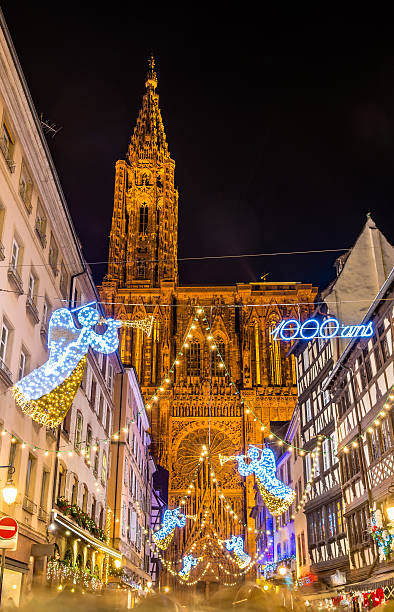 decorazioni di natale vicino alla cattedrale di strasburgo, francia - strasbourg france cathedrale notre dame cathedral europe foto e immagini stock