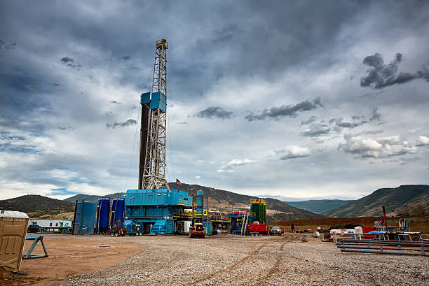 plataforma de perfuração de petróleo - fracking - fotografias e filmes do acervo